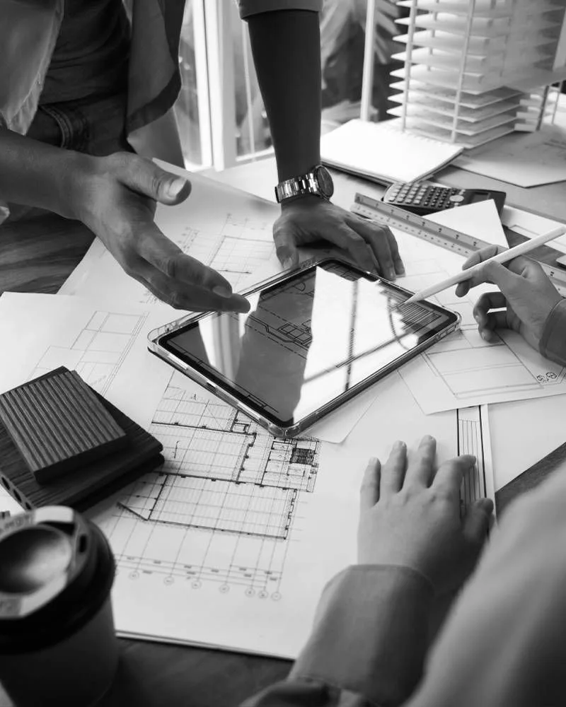 Rysunki architektoniczne i próbki materiałów podczas współpracy projektowej